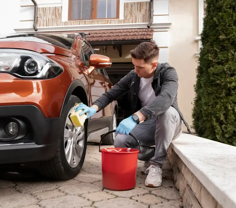 Lavage auto à domicile Angliers : professionnel intervenant sur un véhicule